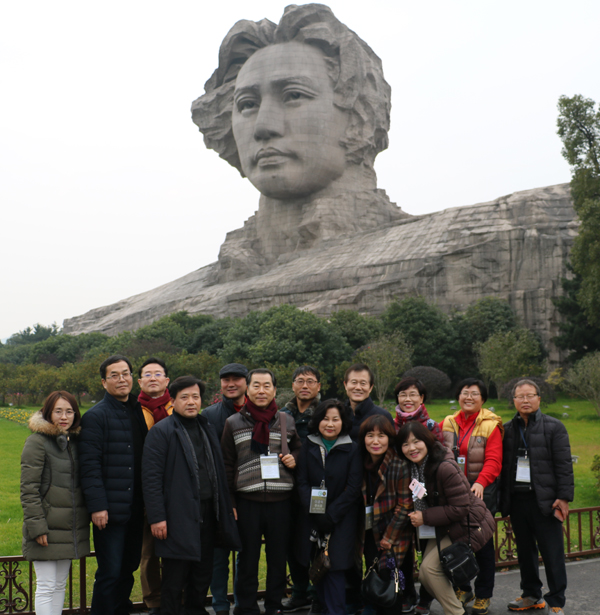 1516076342635007391.jpg C:UsersAdministratorDesktop\u5b54院新闻\u65b0建文件夹 校长团\u4ee3表团参观长沙橘子州“毛泽东青年艺术雕塑”600.jpg